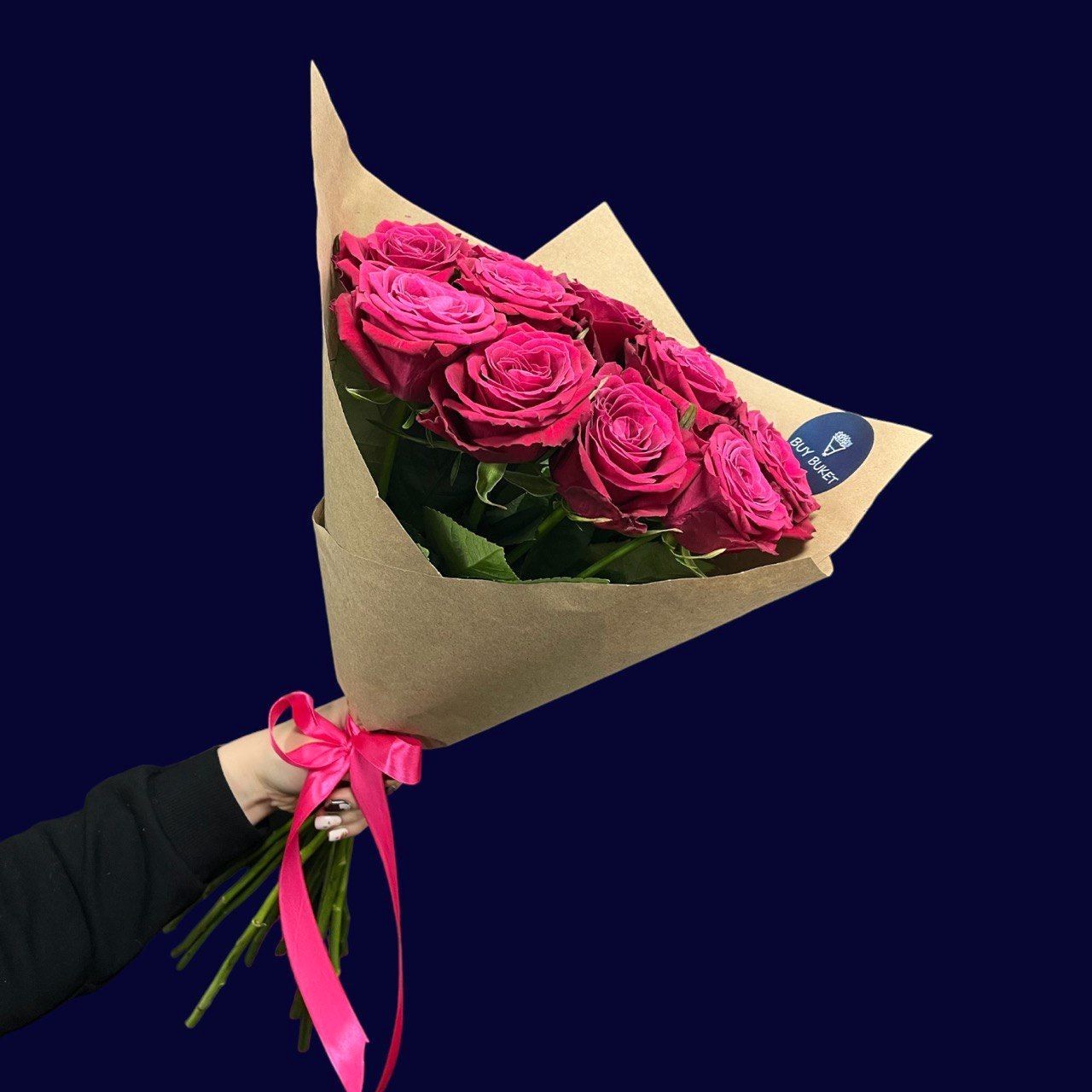 Букет из 11 малиновых роз в серой пленке